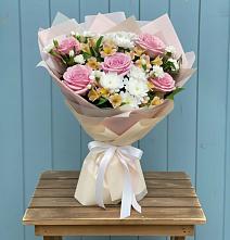 Букет цветов из:  Гвоздики, Орхидеи и Розы в Пески