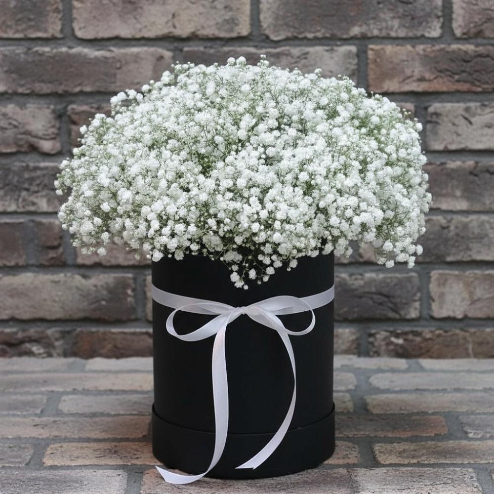 Цветочная композиция из Гипсофила в шляпной коробке в Пески