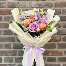 Букет цветов из:  Лизиантусы и Розы в Пески