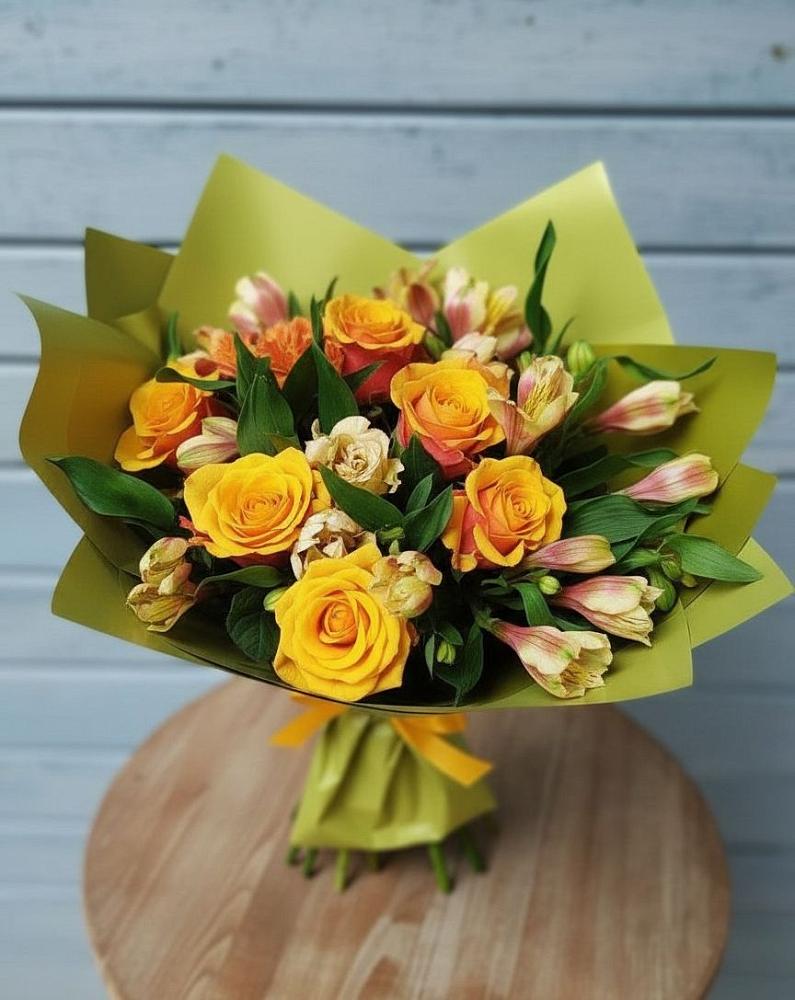 Букет цветов из: Альстромерии и Розы в Пески