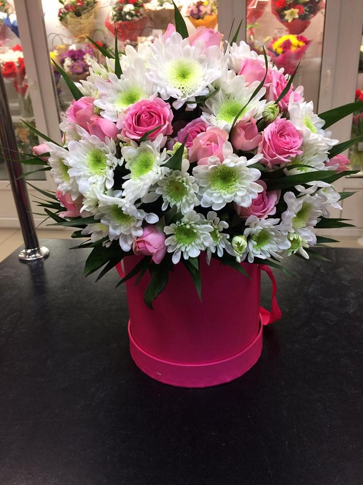 Цветочная композиция из Розы и Хризантемы в шляпной коробке в Пески