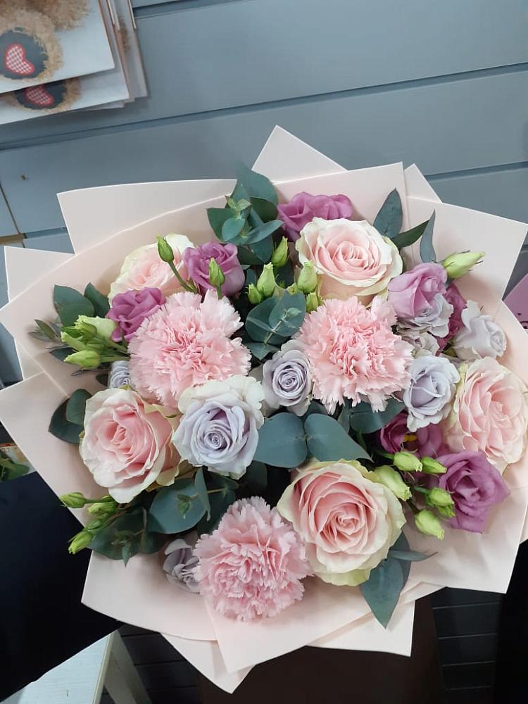 Букет цветов из: Розы, Гвоздики и Лизиантусы в Пески